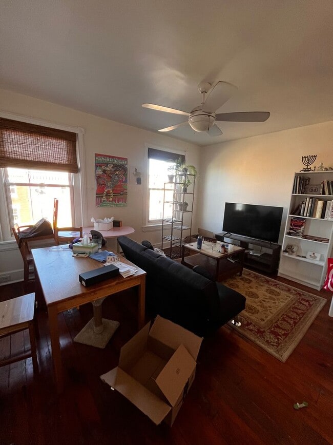 Building Photo - Spacious one bedroom unit in a great locat...