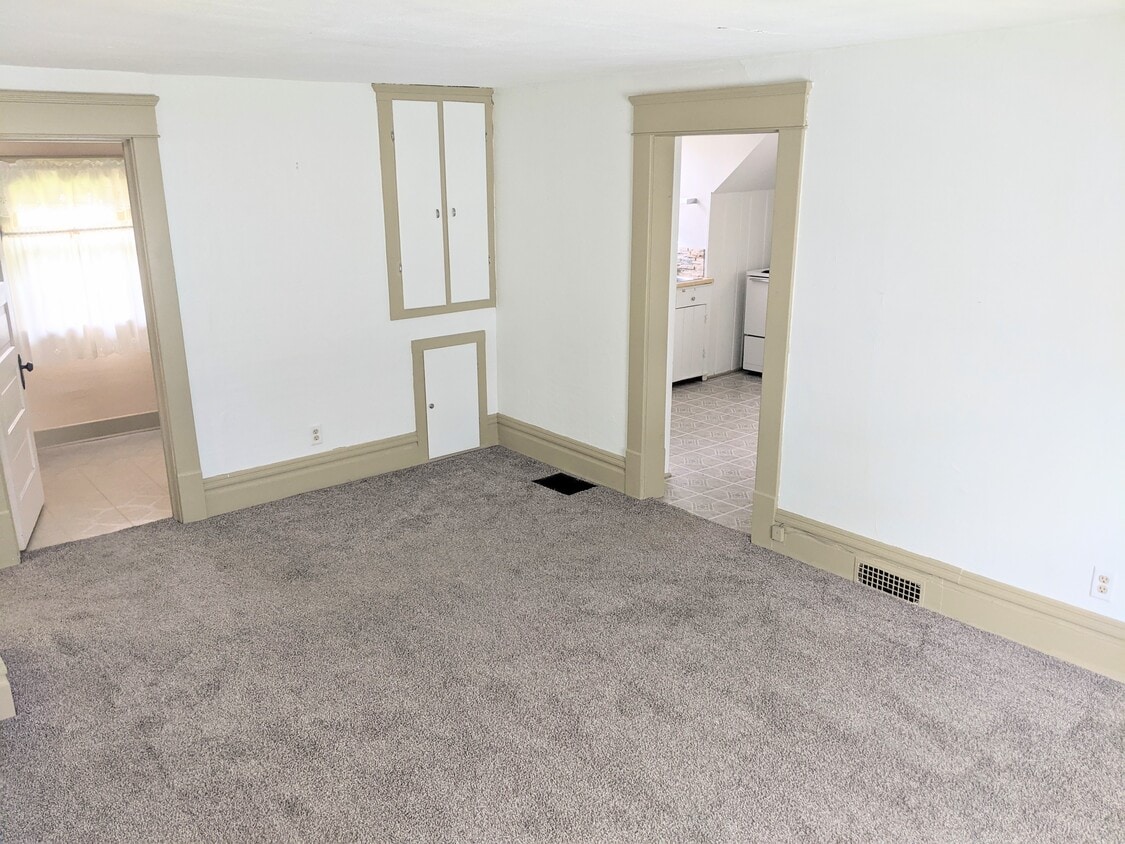 Living Room - 732 W Shiawassee St