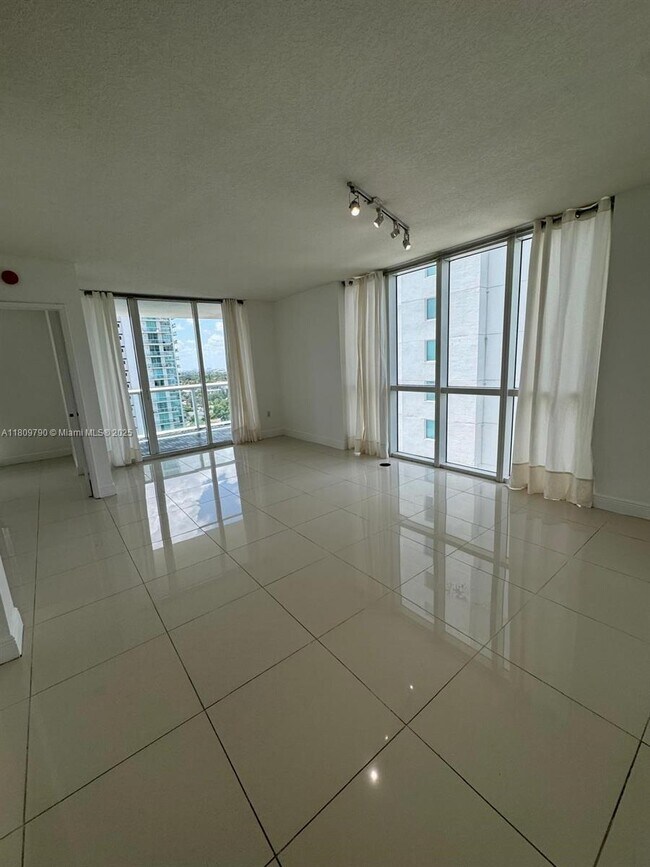 Foto del edificio - 1871 NW S River Dr