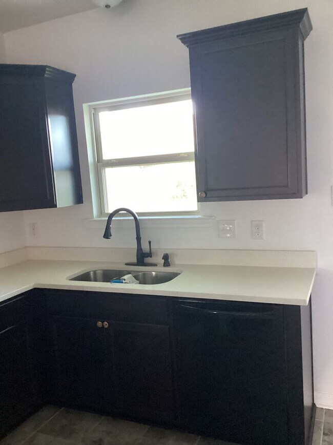 Building Photo - Great Location! 3 bedroom 2 bath!