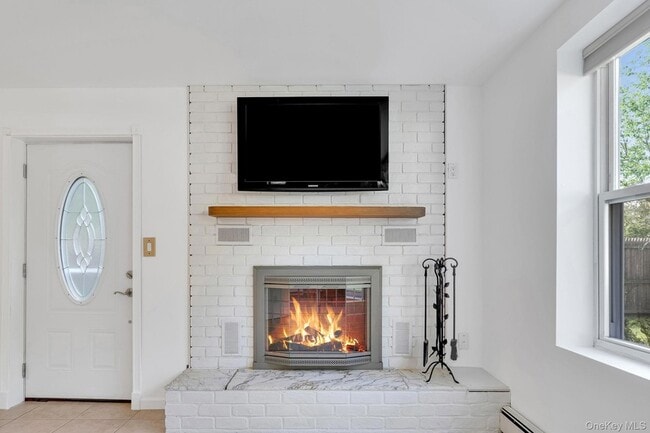 Building Photo - 100 E 7th St