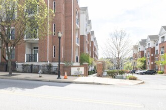 Building Photo - 300 W Elm St