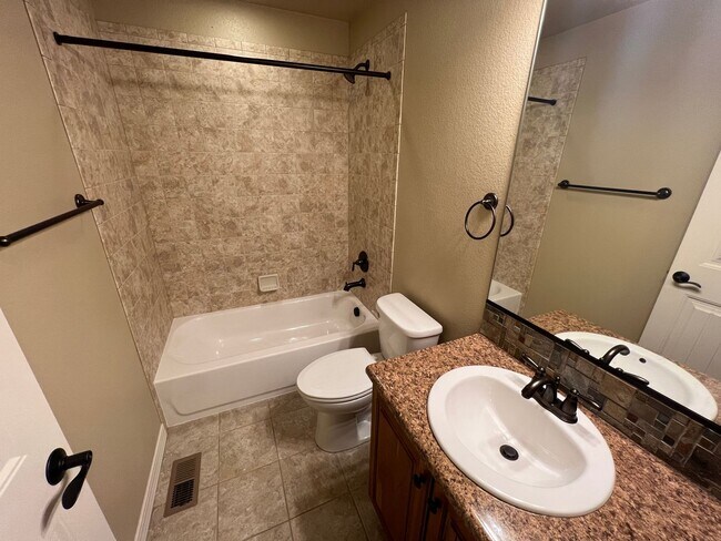 Building Photo - Beautiful 5 Bedroom Ranch Style Home in Fl...