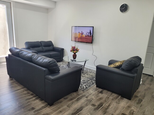 sitting area - 338 Thornton Rd N