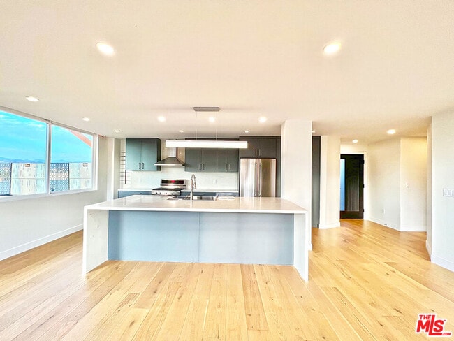 Building Photo - 468 S Roxbury Dr