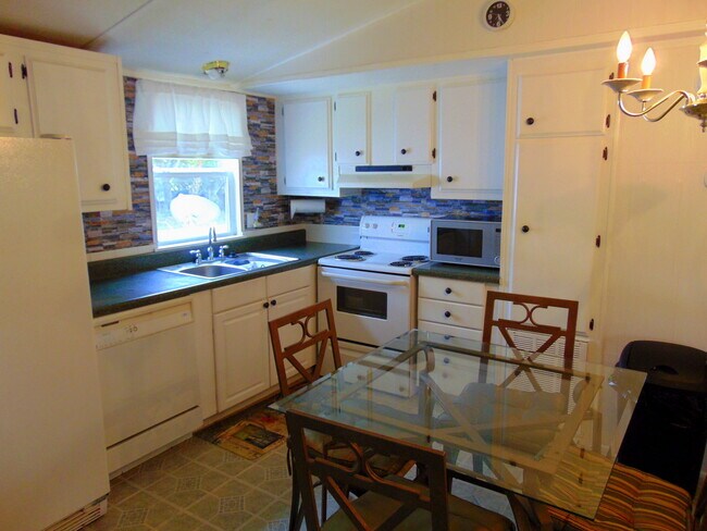 Foto del edificio - 429 Lake Henry Dr