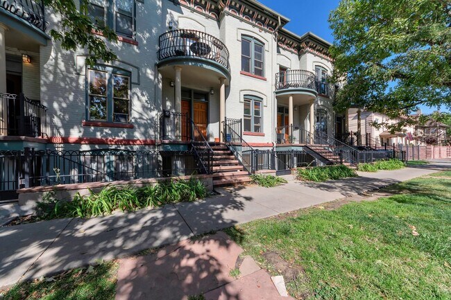 Foto del edificio - Beautiful Row Home Style Condo Central Den...