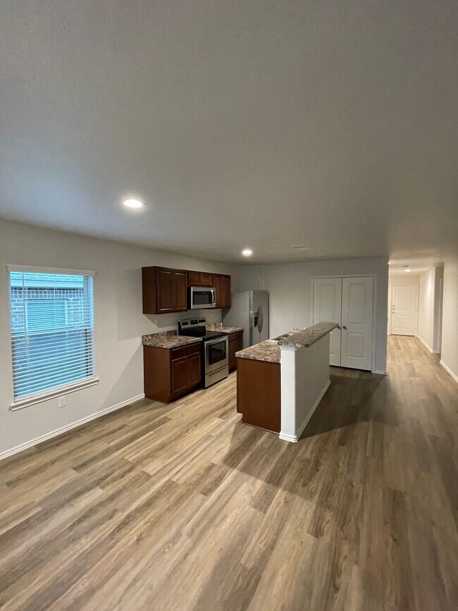 Foto del edificio - *Pre-leasing* Four Bedroom | Two Bath Home...