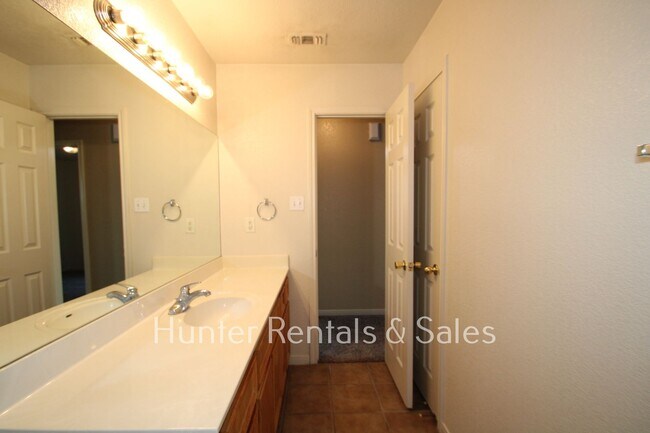 Foto del edificio - 3803 Littleleaf Ct