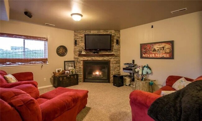 Foto del edificio - 4 Bedroom Home with Yard, Garage & Pet-Friendly Policy