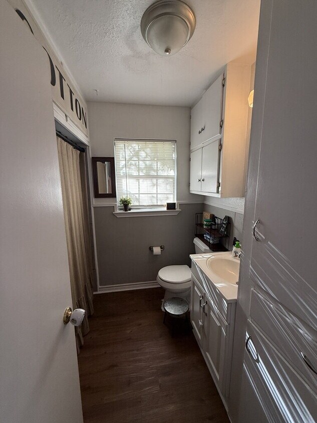 Foto del edificio - Charming 3-Bedroom Home with Spacious Yard