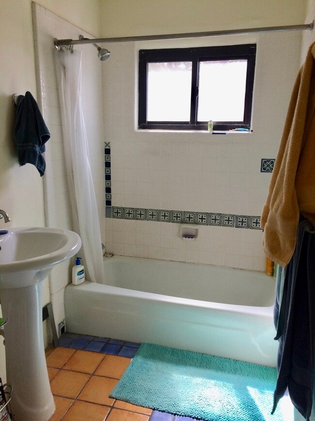 Espacio de almacenamiento en el baño. - 805 Cagua Drive Southeast