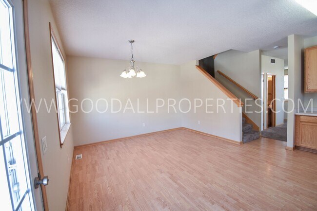 Foto del edificio - Spring Special !!! 4 Bedroom 3 1/2 bath 2 ...