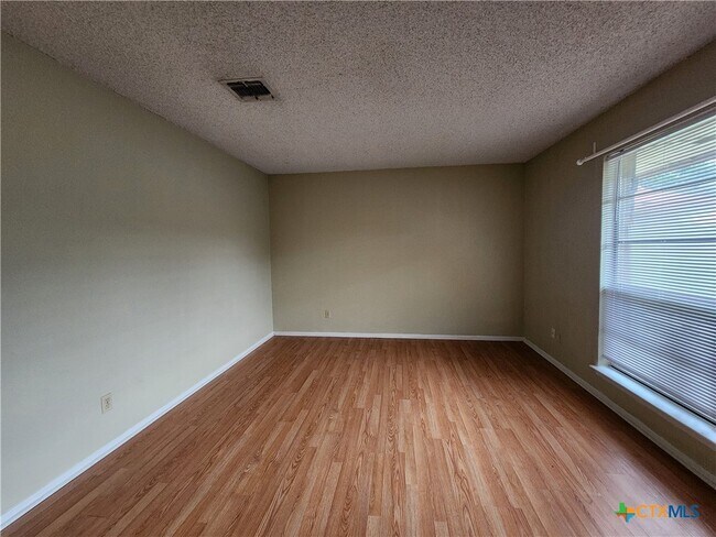 Foto del edificio - 317 Briarwood Dr