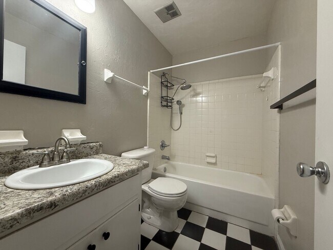 Building Photo - Brewster Estates unit avail NOW!!!