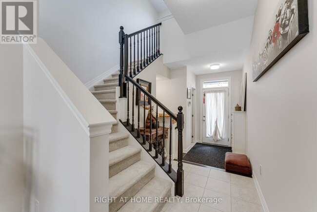 Photo du bâtiment - 715 Derreen Ave