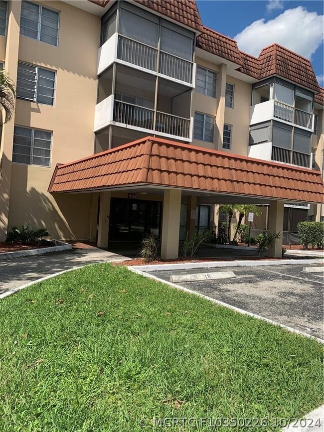 Building Photo - 4152 Inverrary Dr