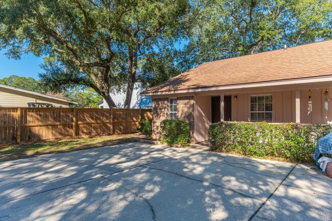 Building Photo - Quaint duplex!