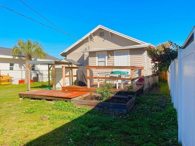 Foto del edificio - Charming bungalow 3/1 pet friendly blocks from Downtown St. Pete