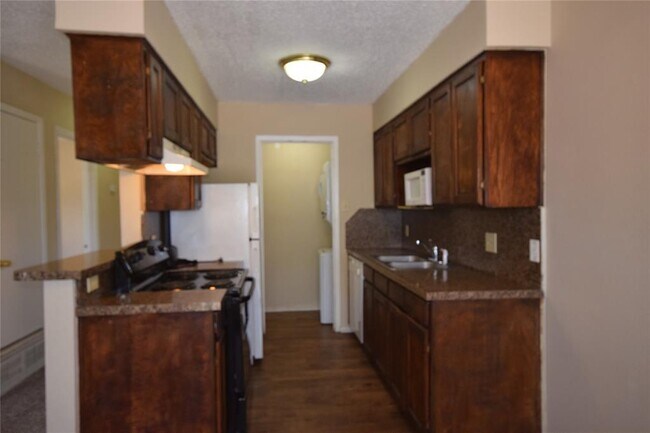 Building Photo - 6401 Basswood Dr