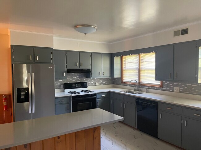 Building Photo - 3860 Shattalon Dr