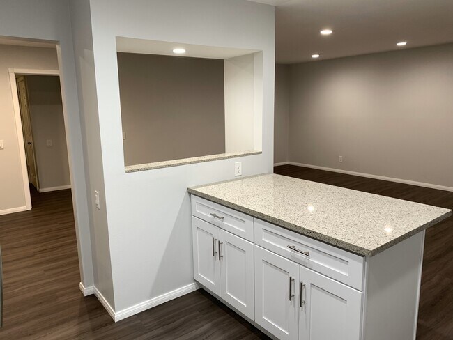 Foto del edificio - 31505 Lindero Canyon Rd