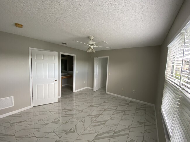 Foto del edificio - 2716 Clinton Heights Ct