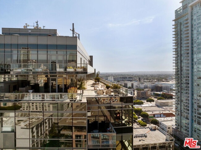 Foto del edificio - 1155 S Grand Ave