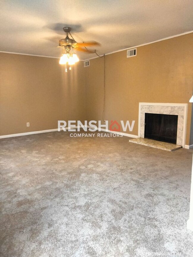 Building Photo - Charming 3 bedroom / 2.5 bath Townhouse Av...