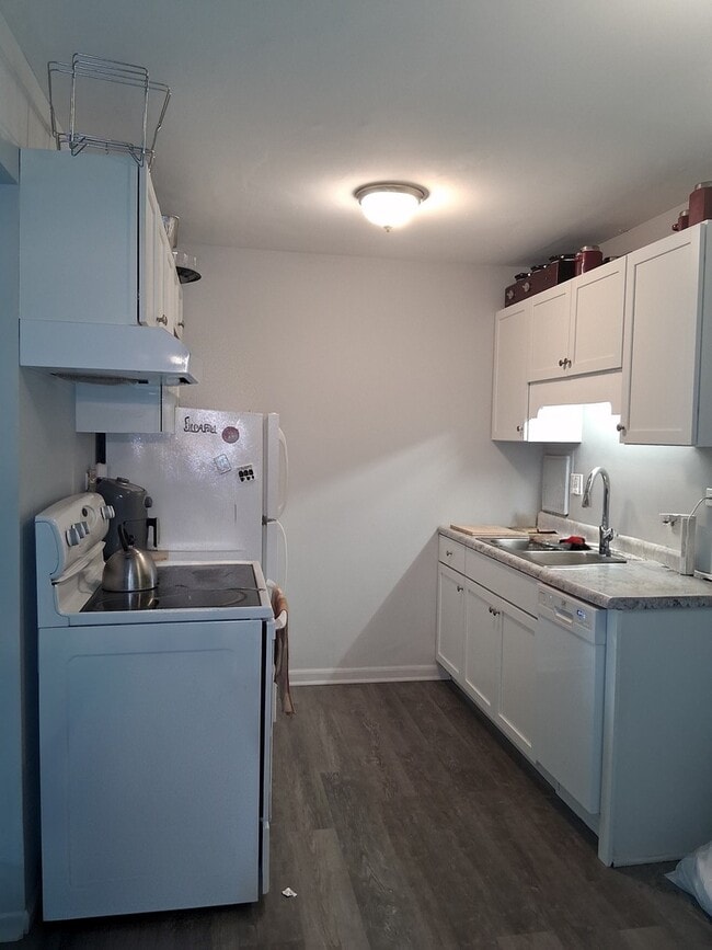 Building Photo - 850 E Old Willow Rd