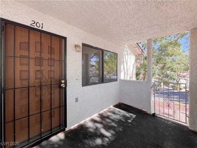 Foto del edificio - 2700 Baycliff Ct