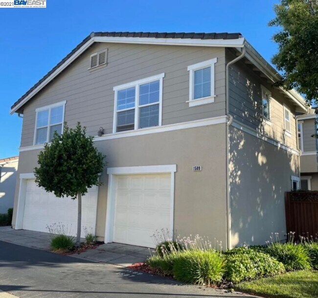 Building Photo - 1589 E Gate Way