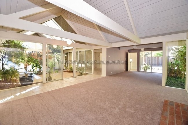 Building Photo - Four Bedroom Eichler in Upper Lucas Valley