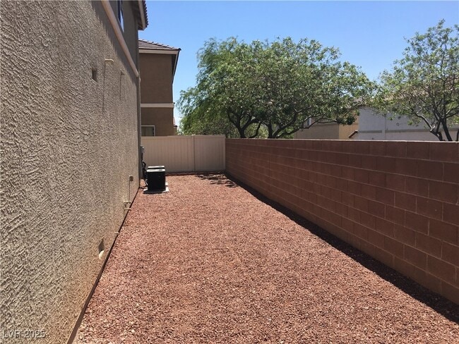 Building Photo - 9933 Carrizo Springs Ave