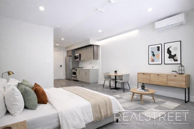 Foto del edificio - Brand New 1 Bed w Full Kitchen Amenities in Prime Crown Heights