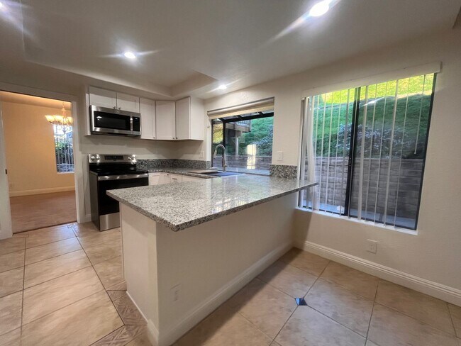 Foto del edificio - Fully Remodeled Kitchen and Baths in Spacious 4-Bedroom Home