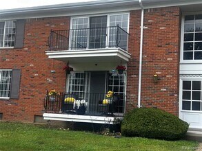 Building Photo - 458 Fox Hills Dr S