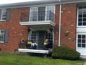 Building Photo - 458 Fox Hills Dr S