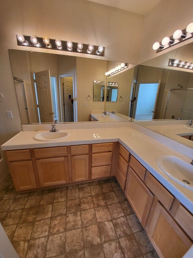 Building Photo - 377 Royal Troon Dr