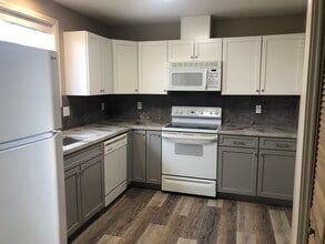 Building Photo - 100 Maple St