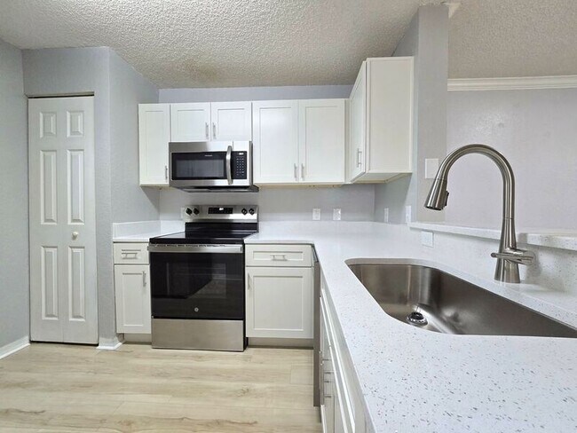 Building Photo - 4240 Summer Landing Dr