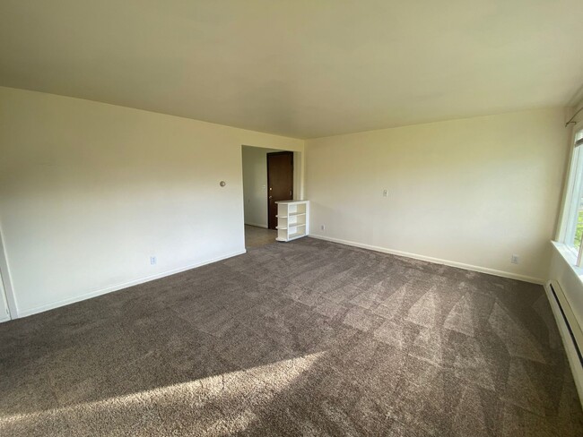 Building Photo - Comfortable 2 Bedroom 1 Bathroom Home with...