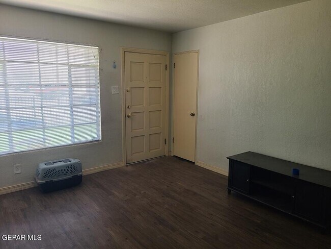 Foto del edificio - 701 W Yandell Dr