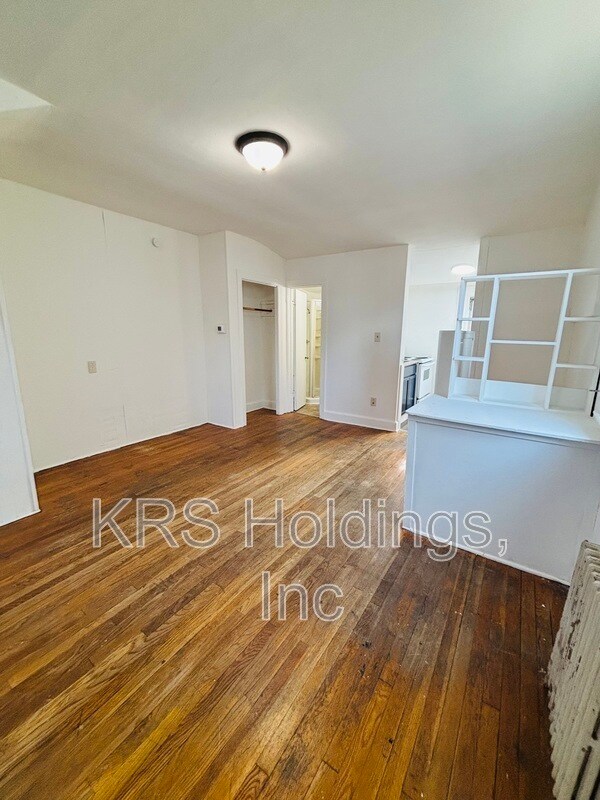 Building Photo - 215 W Little Creek Rd