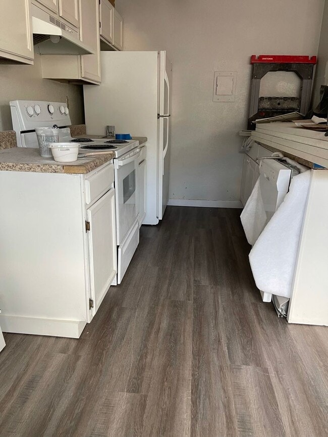 Building Photo - *MOVE-IN SPECIAL: $300 OFF 1ST MONTH'S RENT*  Extra spacious 2 bedroom fourplex for Rent on Gahar...