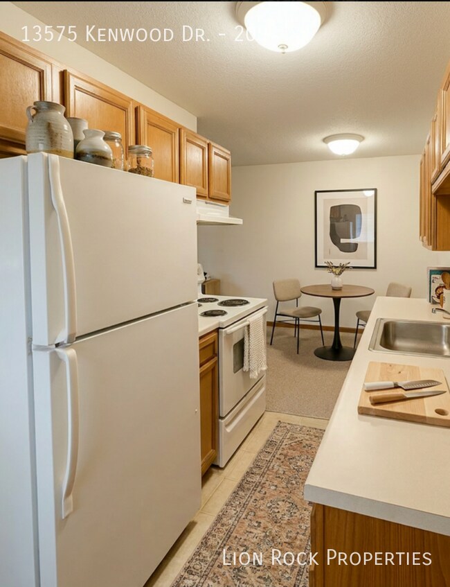 Foto del edificio - 13575 Kenwood Dr N
