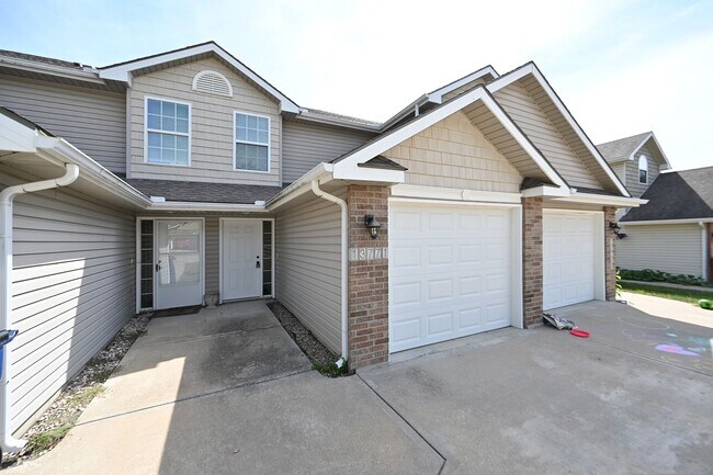 Foto del edificio - 2 bedroom, 2.5 baths townhouse with 1 car garage in Oak Valley Estates!