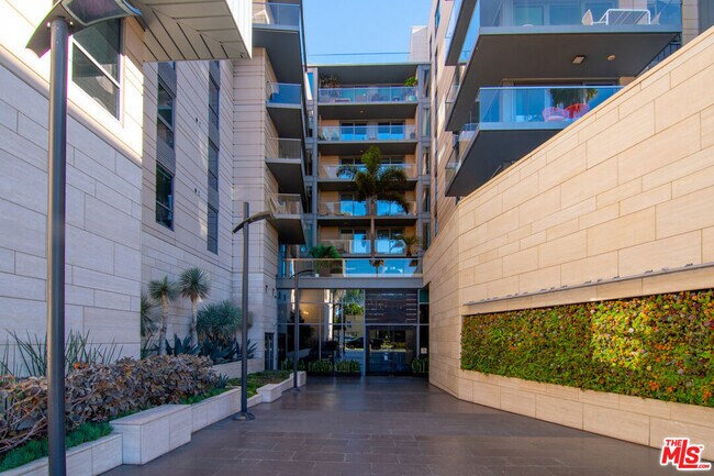 Building Photo - 1755 Ocean Ave