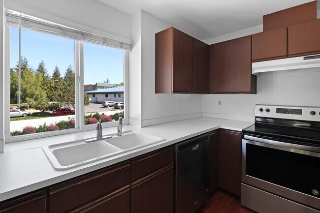 Foto del edificio - 2 Bed 2 Bath Condo - Assigned Parking - NAS Whidbey