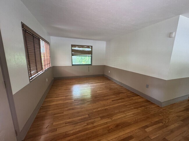 Building Photo - 6/3 within Walking Distance to Campus!!
